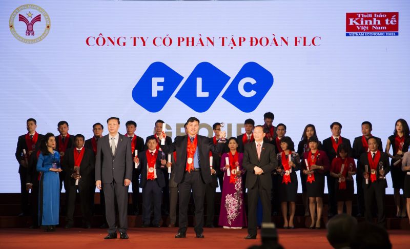 Ông Đỗ Quang Lâm, Đại diện Tập đoàn FLC nhận danh hiệu “Thương hiệu mạnh” năm 2016 từ Ban Tổ chức.