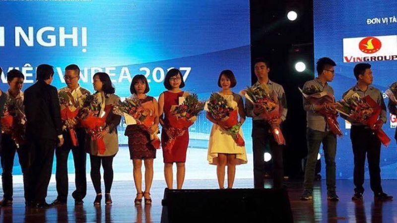 Hiệp hội BĐS Việt Nam tặng hoa cám ơn các phóng viên, nhà báo đã đồng hành cùng Hiệp hội, doanh nghiệp BĐS.