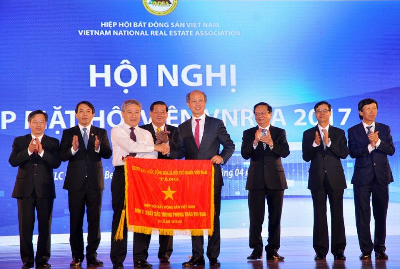 Thứ trưởng Bộ Xây dựng trao cờ thi đua của Chính phủ cho Chủ tịch Hiệp hội BĐS Việt Nam.