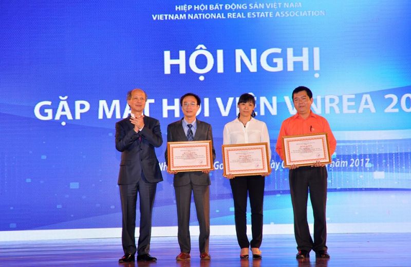 Tổng Biên tập Tạp chí điện tử Bất động sản Việt Nam nhận bằng khen của Chủ tịch Hiệp hội BĐS Việt Nam.