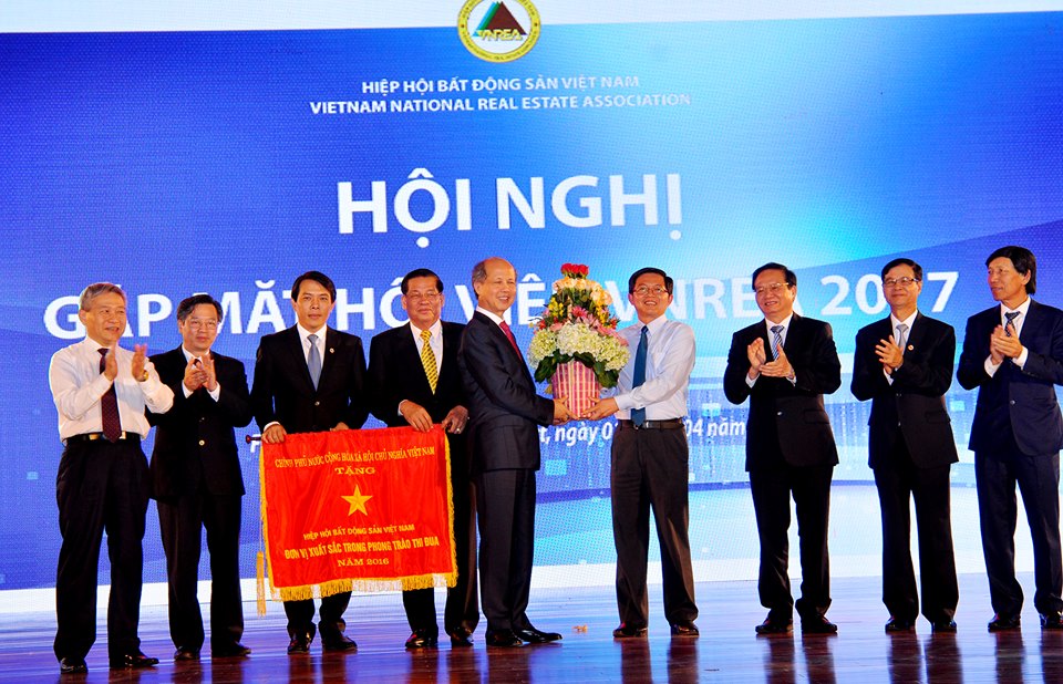Chủ tịch UNND tỉnh Bình Định Hồ Quốc Dũng tặng hoa Chủ tịch Hiệp hội BĐS Việt Nam.