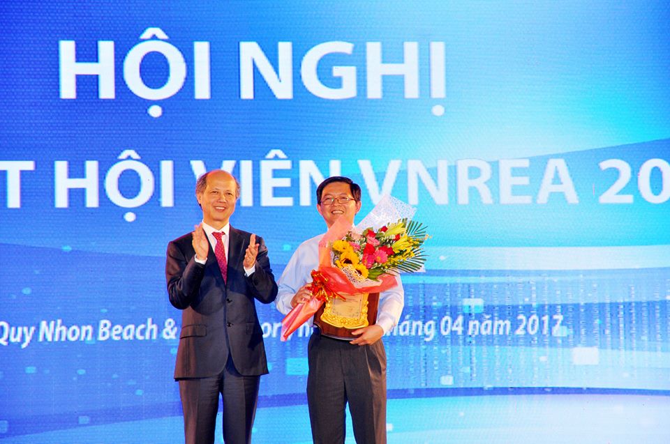Chủ tịch Hiệp hội BĐS Việt Nam tặng kỷ niệm chương cho Chủ tịch UBND tỉnh Bình Định.