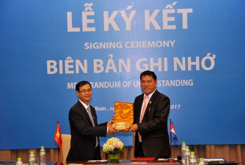 Ông Nguyễn Mạnh Hà, đại diện Hiệp hội BĐS Việt Nam ký kết biên bản ghi nhớ hợp tác với Hiệp hội Định giá và Môi giới BĐS Campuchia.