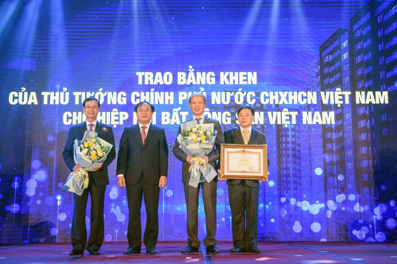 Thừa ủy quyền của Thủ tướng Chính phủ, thay mặt lãnh đạo Bộ Xây dựng, ông Nguyễn Văn Sinh - Thứ trưởng Bộ Xây dựng đã trao bằng khen của Thủ tướng Chính phủ cho Hiệp hội Bất động sản Việt Nam.