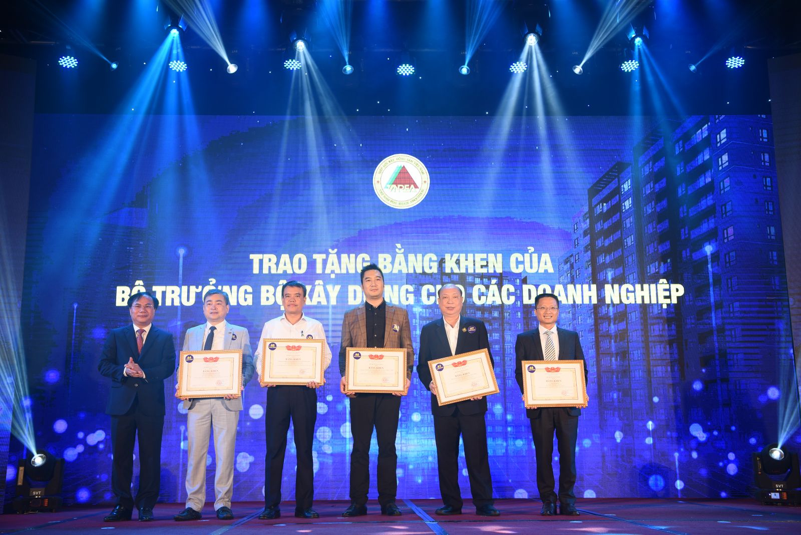 Thứ trưởng Bộ Xây dựng Nguyễn Văn Sinh trao Bằng khen của Bộ trưởng Bộ Xây dựng cho 5 doanh nghiệp hội viên Hiệp hội Bất động sản Việt Nam
