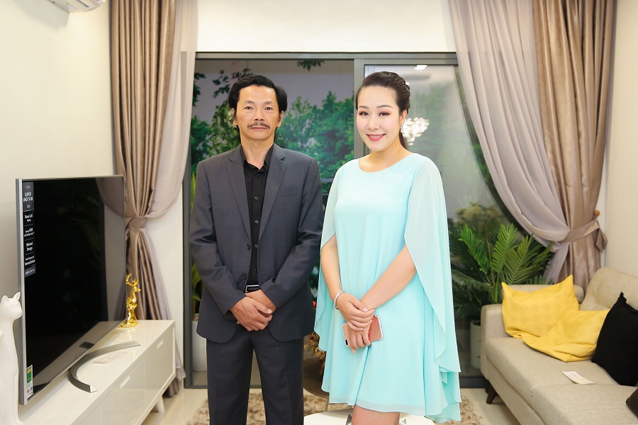 Hoa Hậu Ngô Phương Lan: “Công nghệ thông minh giúp gia đình gần nhau hơn” Sự kiện cũng là dịp Hoa hậu Ngô Phương Lan gặp lại NSƯT Trung Anh, cả hai đều là khách mời đặc biệt của buổi toạ đàm và được khám phá không gian sống thông minh của căn hộ mẫu Vinhomes Smart City.
