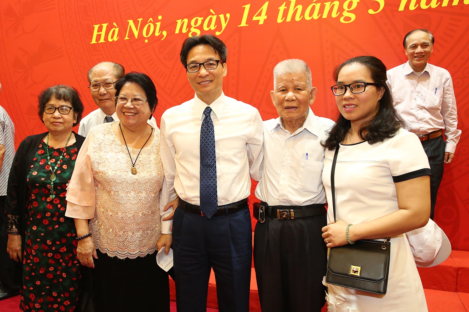 Phó Thủ tướng Vũ Đức Đam và một số nhà khoa học tại buổi gặp mặt. Ảnh: VGP/Đình Nam