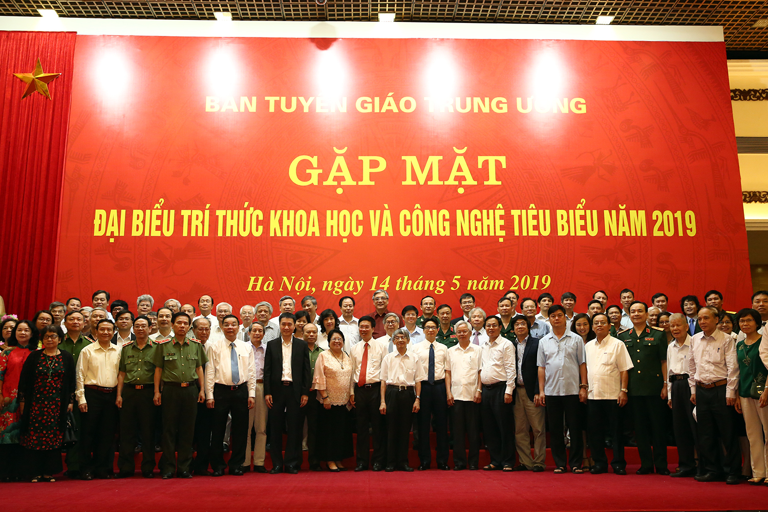 Uỷ viên Bộ Chính trị, Trưởng ban Tuyên giáo Trung ương Võ Văn Thưởng, Phó Thủ tướng Vũ Đức Đam, cùng các trí thức, nhà khoa học tiêu biểu. Ảnh: VGP/Đình Nam