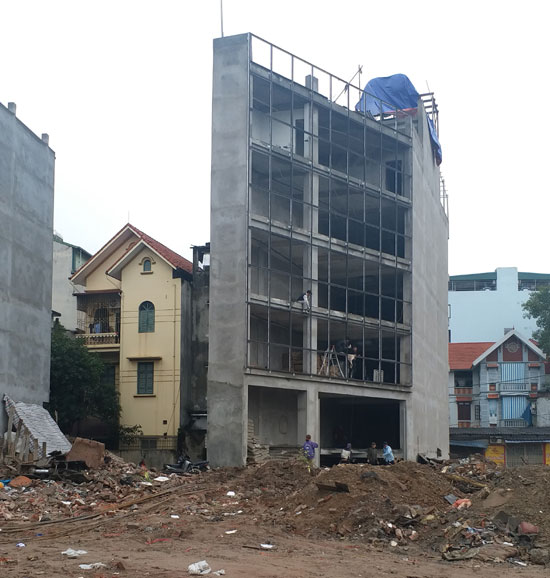 Nhà ''siêu mỏng - siêu méo'' xuất phát từ lỗi quy hoạch. Ảnh: Doãn Thành