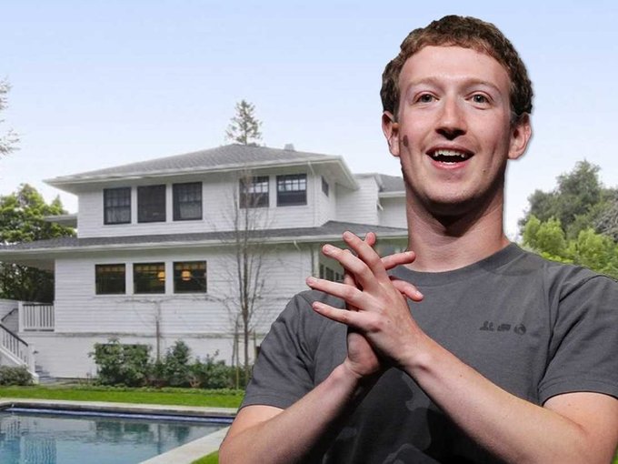 Nơi ở chính của vợ chồng Mark Zuckerberg là căn biệt thự rộng hơn 465m2 tại Palo Alto, được mua vào tháng 5/2011 với giá 7 triệu USD. Các năm tiếp theo, anh mua thêm 4 căn nhà tại Palo Alto, với số tiền tổng cộng 43 triệu USD.
Sau khi mua, anh cho chủ cũ thuê lại và lên kế hoạch phá dỡ chúng vào năm 2016. Tuy nhiên, chính quyền thành phố không chấp thuận. Do đó, Mark trình kế hoạch xin cải tạo 2 căn và xây lại 2 căn.