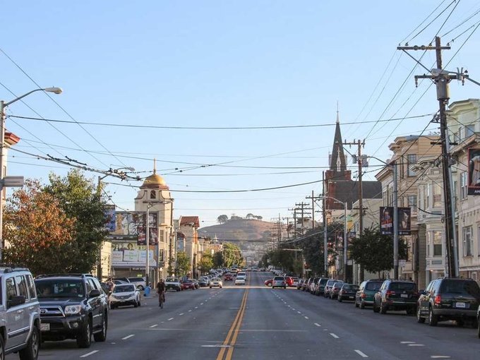 Năm 2013, Zuckerberg chi 10 triệu USD mua một căn nhà phố rộng 510m2 tại San Francisco. Ngôi nhà được xây từ năm 1928, nằm trên khu đất rộng 910m2 và có 6,5m2 mặt tiền vỉa hè. Nó nằm giữa khu phố Noe Valley và khu phố Mission ở Dolores Heights, trên đường 21.