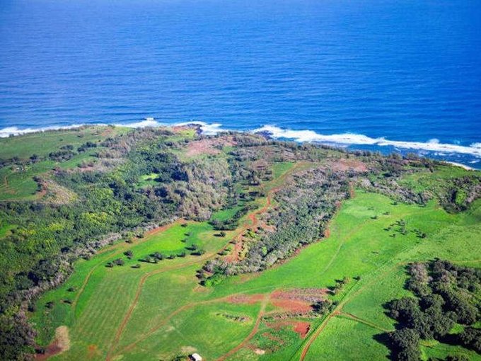 Năm 2014, Mark Zuckerberg chi 100 triệu USD để mua 2 mảnh đất ở đảo Kauai, Hawaii. Chúng có diện tích tổng cộng là 300ha, nằm trên một bãi biển cô lập. Anh và vợ nói mua để