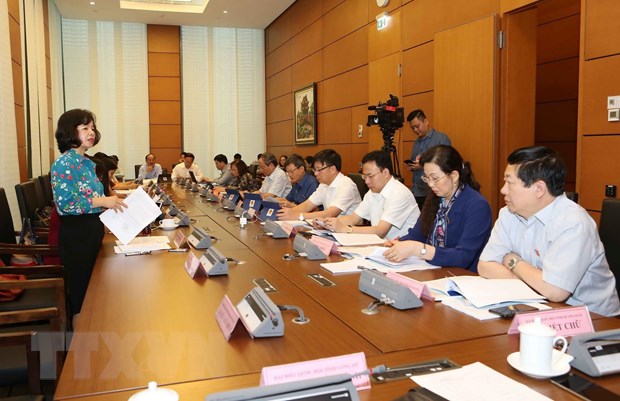 Đoàn đại biểu Quốc hội các tỉnh Hải Dương, Quảng Ngãi và Long An thảo luận ở tổ. (Ảnh: Doãn Tấn/TTXVN)
