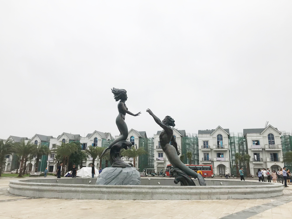 Tượng nàng tiên cá ở khu quảng trường cạnh hồ trung tâm đã hoàn thành.