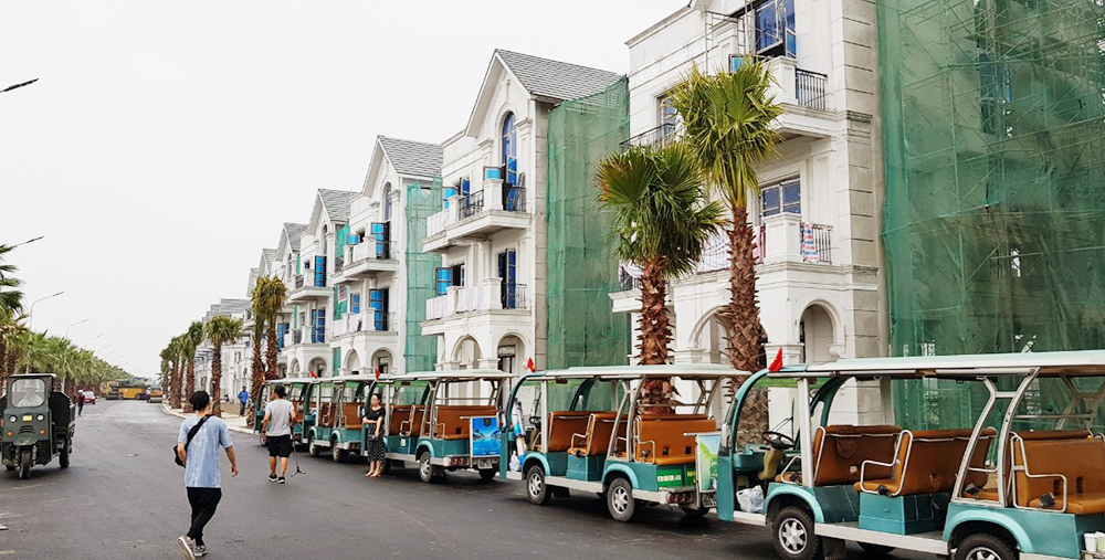 Dãy biệt thự nằm ven hồ trung tâm đã xong phần thô.