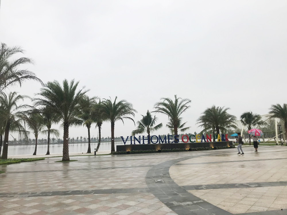Bên cạnh những phần đang được triển khai, đã có những hạng mục hoàn thành cơ bản như khu quảng trường cạnh hồ nước trung tâm.