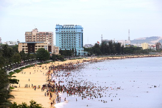 Bờ biển Quy Nhơn có hình vầng trăng khuyết tuyệt đẹp