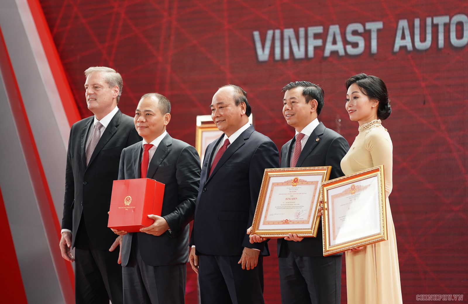 Các tập thể, cá nhân của Vingroup nhận Bằng khen của Thủ tướng Chính phủ. Ảnh: VGP/Quang Hiếu