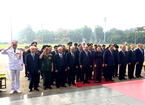 Lãnh đạo Đảng, Nhà nước vào Lăng viếng Chủ tịch Hồ Chí Minh. Ảnh: VGP/Nguyễn Hoàng