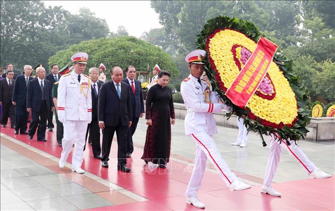 Lãnh đạo Đảng, Nhà nước đặt vòng hoa, tưởng niệm các anh hùng liệt sĩ. Ảnh: TTXVN