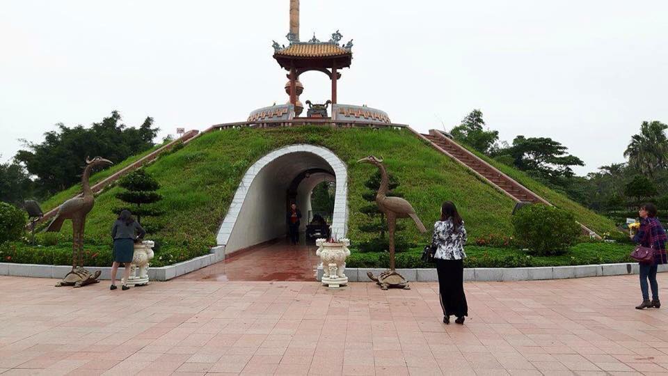 Nhẹ bước chân và nói khẽ thôi cho đồng đội tôi nằm yên dưới cỏ...