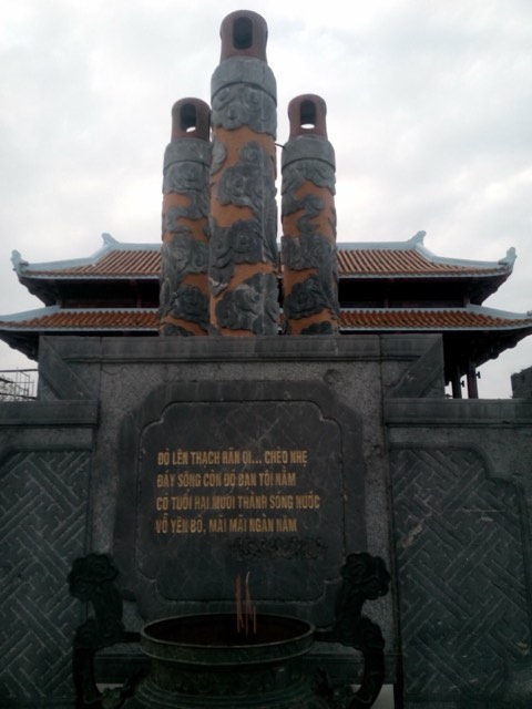 Bài thơ Lời người bên sông của Lê Bá Dương được tạc vào đá tại bến thả hoa sông Thạch Hãn