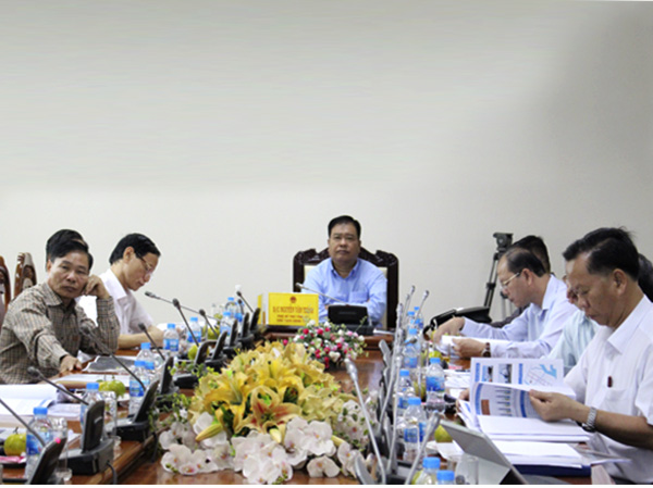 Đồng chí Nguyễn Văn Trình, Chủ tịch UBND tỉnh chủ trì cuộc họp.