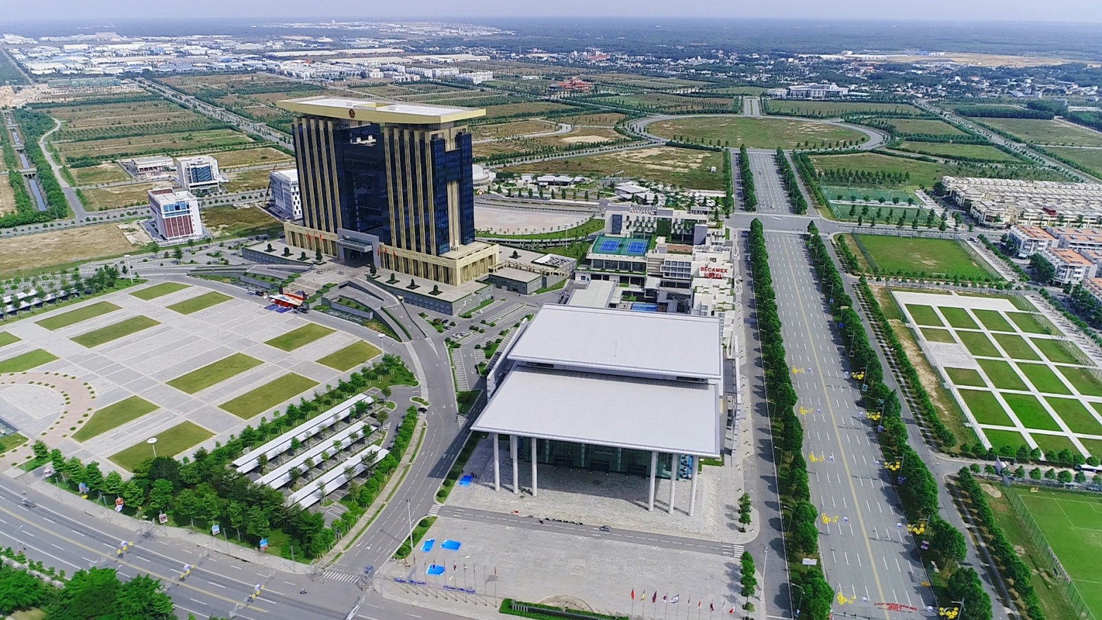 Thị trường nhà đất Bình Dương đang ngày càng trở nên nhộp nhịp khi nhiều dự án được rót vốn đầu tư, giá bất động sản 6 tháng đầu năm không ngừng “leo thang”.