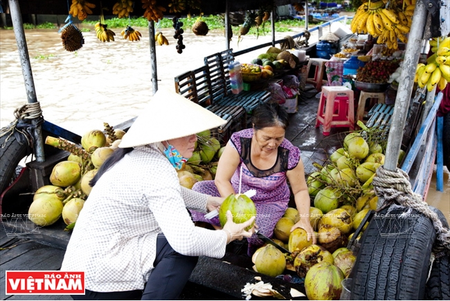 Chợ nổi Cái Bè nổi tiếng nhất miền Tây, thu hút nhiều du khách trong nước và nước ngoài.