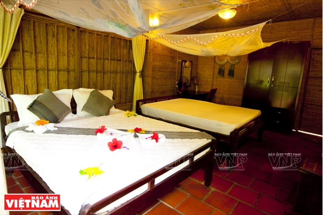 Mỗi bungalow được thiết kế theo phong cách nhà dân của địa phương, không gian mở, gần gũi với thiên nhiên.