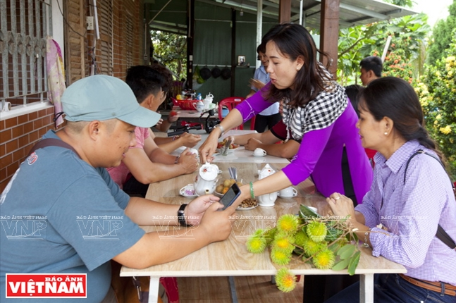 Thưởng thức trái cây khi đến với cù lao Tân Phong.