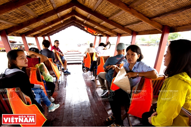 Du khách đi đò theo con sông Cái Bè ngắm những khu chợ nổi, tìm hiểu về các hoạt động của người dân địa phương.