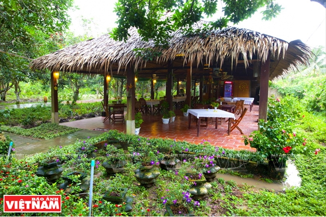 Không gian mở tạo cho du khách vừa thưởng thức những món ăn đặc sản vùng quê vừa ngắm cảnh thiên nhiên.