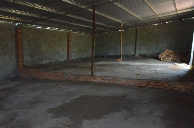 Bên trong một căn nhà, kèo cột được tận dụng từ thân cây bỏ đi.