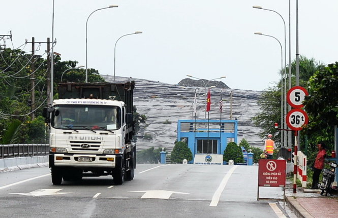 Xe chở rác ra vào bãi rác Đa Phước, huyện Bình Chánh, TP.HCM - Ảnh: HỮU KHOA.