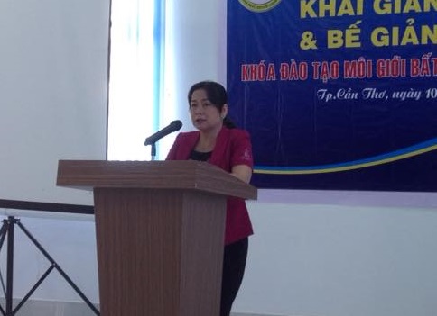 Bà Võ Thị Hồng Ánh, Phó Chủ tịch UBND TP. Hà Nội đánh giá cao việc tổ chức các lớp môi giới sẽ góp phần nâng cao tính chuyên nghiệp của các nhà môi giới đồng thời tạo nên sự minh bạch của thị trường BĐS Cần Thơ.