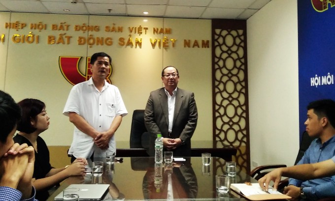 Đại diện Hội môi giới BĐS Hoa kỳ - NAR, ông Nguyễn Vinh đã được tổng thư ký Hội Môi giới BĐS Việt Nam - VARS, ông Nguyễn Văn Đính cùng các thành viên doanh nghiệp như CEN Group, Phú Quí Land ... đón tiếp tại văn phòng Hội Môi giới BĐS Việt Nam.