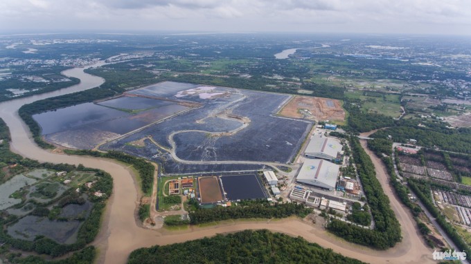 Toàn cảnh bãi rác Đa Phước ở huyện Bình Chánh, TP.HCM. Bao quanh bãi rác này là hệ thống kênh rạch dày đặc - Ảnh: THUẬN THẮNG - TUỔI TRẺ.