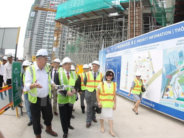 Bộ trưởng Bộ Ngoại Thương Anh tham quan công trình Landmark 81 thuộc Khu đô thị Vinhomes Central Park. (Ảnh: Vietnam+).