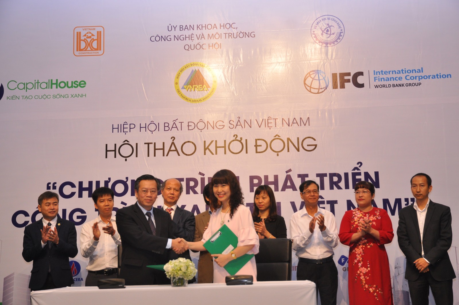 Đại diện Phúc Khang Corporation ký cam kết tài trợ ban đầu cho chương trình.