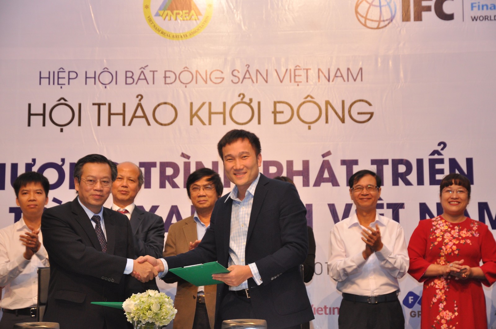 Đại diện Công ty quản lý quỹ VietinBank ký cam kết tài trợ ban đầu cho chương trình.