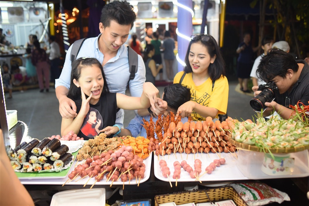 Với những ưu đãi giảm giá đặc biệt trong suốt mùa hè như giảm giá vé cho trẻ em từ 1m-1,3m (giá vé chỉ còn 150.000 đồng/trẻ em Đà Nẵng, 200.000 đồng/trẻ em các tỉnh khác) và miễn phí cho trẻ em dưới 1m, giảm 50% giá vé vào cổng cho sinh viên và học sinh đi theo đoàn trên 40 người (có giấy chứng nhận của nhà trường)… Sun World Da Nang Wonders đang trở thành một điểm đến vô cùng hấp dẫn cho một mùa hè sôi động.