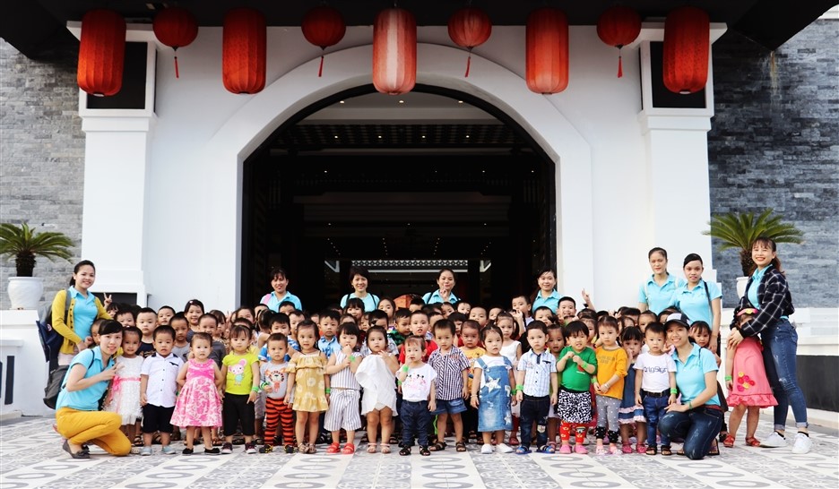 Dịp Tết thiếu nhi 1/6 vừa qua, nhiều nhà trường, các gia đình, bậc phụ huynh đã chọn tour du lịch một ngày tại xứ sở giải trí diệu kỳ này làm quà tặng bất ngờ cho các bé.
