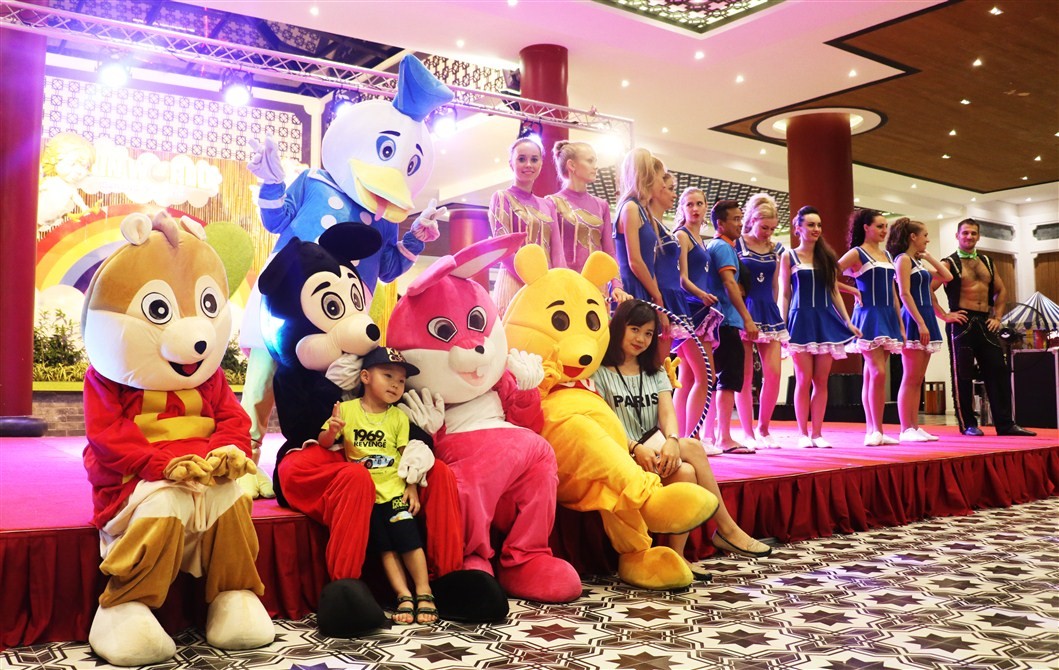 Ngay từ khi bước vào khu vực Cổng thành, chào đón các bạn nhỏ là những chú Mascot ngộ nghĩnh, những màn biểu diễn âm nhạc, múa led, hề diễn kịch và tung hứng nghệ thuật tài tình do đoàn nghệ sĩ nước ngoài thể hiện.