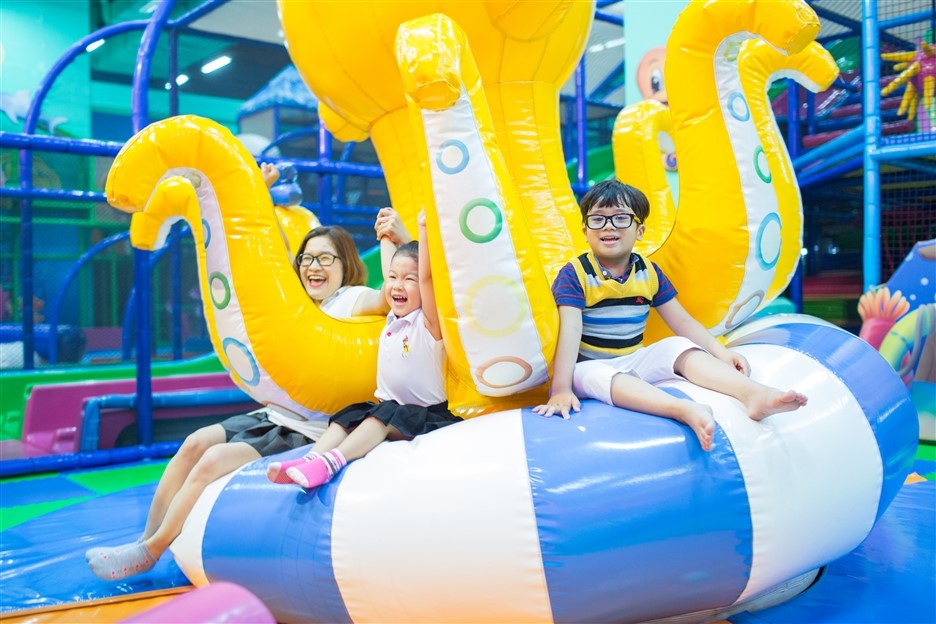 Tại khu vực giải trí trong nhà, nhiều trò chơi vận động hấp dẫn khiến các bé thích thú kéo cả ba mẹ cùng chơi.