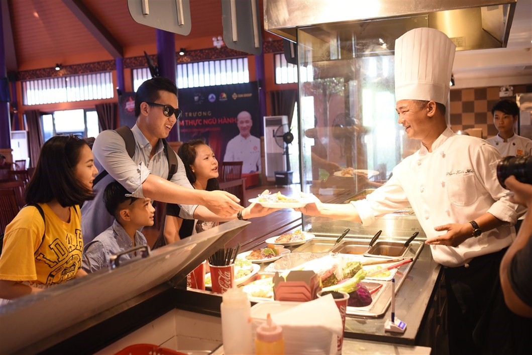 Thiết đãi cả nhà một bữa ăn nhiều hương vị và màu sắc sau cuộc vui tới bến với nhiều trò chơi là Không gian ẩm thực Ngũ hành. Hàng trăm món ăn ba miền, không gian rộng lớn, thoáng mát ngoài trời, khó lòng bỏ qua khu ẩm thực này nếu đã đặt chân đến Sun World Danang Wonders.