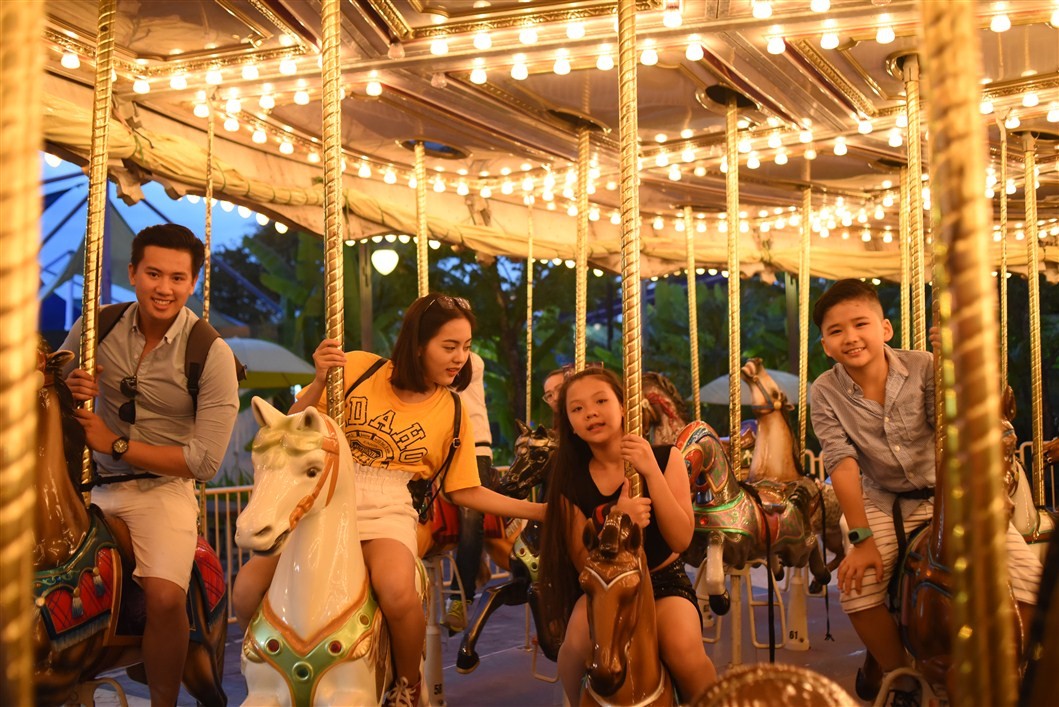 Còn ở khu giải trí ngoài trời, không gian đầy màu sắc, lung linh ánh đèn và âm nhạc của vòng quay Festival Carousel lại đưa cả nhà vào một miền cổ tích. Bé con thích quay mãi không ngừng, và ba mẹ thì như trở về thời thơ ấu.