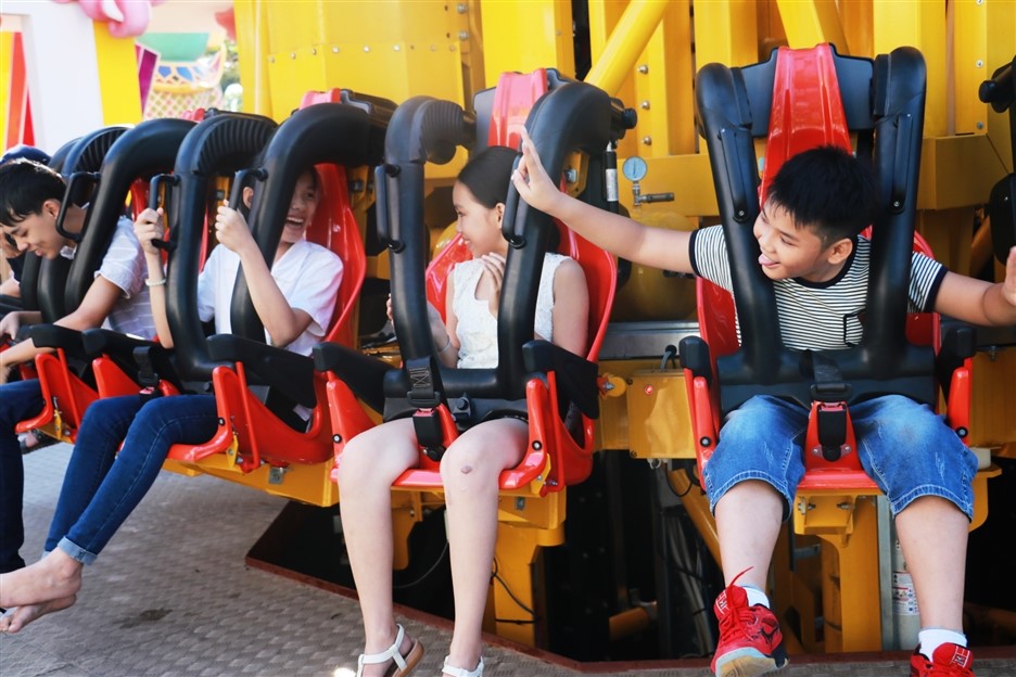 Còn với các em lớn tuổi hơn, được thử thách bản thân với những trò chơi vận động đỉnh cao thực sự là trải nghiệm vui “tới bến” sau những ngày học hành căng thẳng.