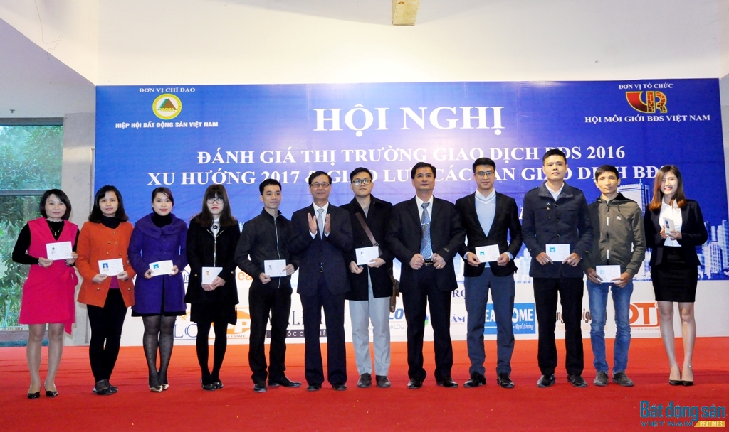 Lãnh đạo Hội Môi giới BĐS Việt Nam trao chứng chỉ môi giới BĐS chuyên nghiệp cho các hội viên.