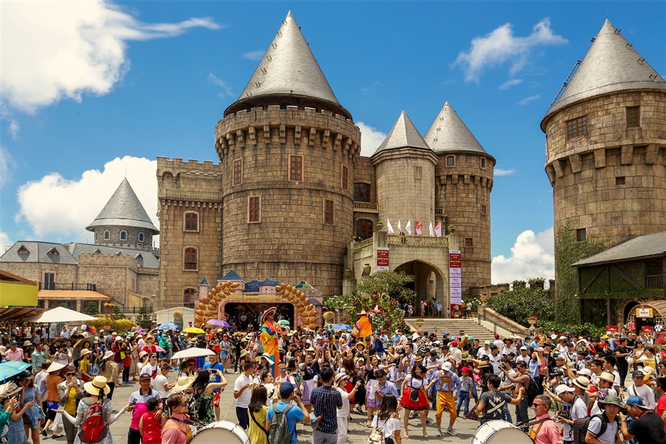 Kéo dài suốt từ ngày đầu tháng 8 tới 3/9 năm nay, B’estival 2017 thỏa lòng trông ngóng của hàng nghìn du khách trong và ngoài nước với không gian lễ hội tràn ngập trong sắc vàng sóng sánh của bia, khí hậu mát lành, cảnh sắc tươi đẹp, âm nhạc và những điệu vũ rộn ràng.